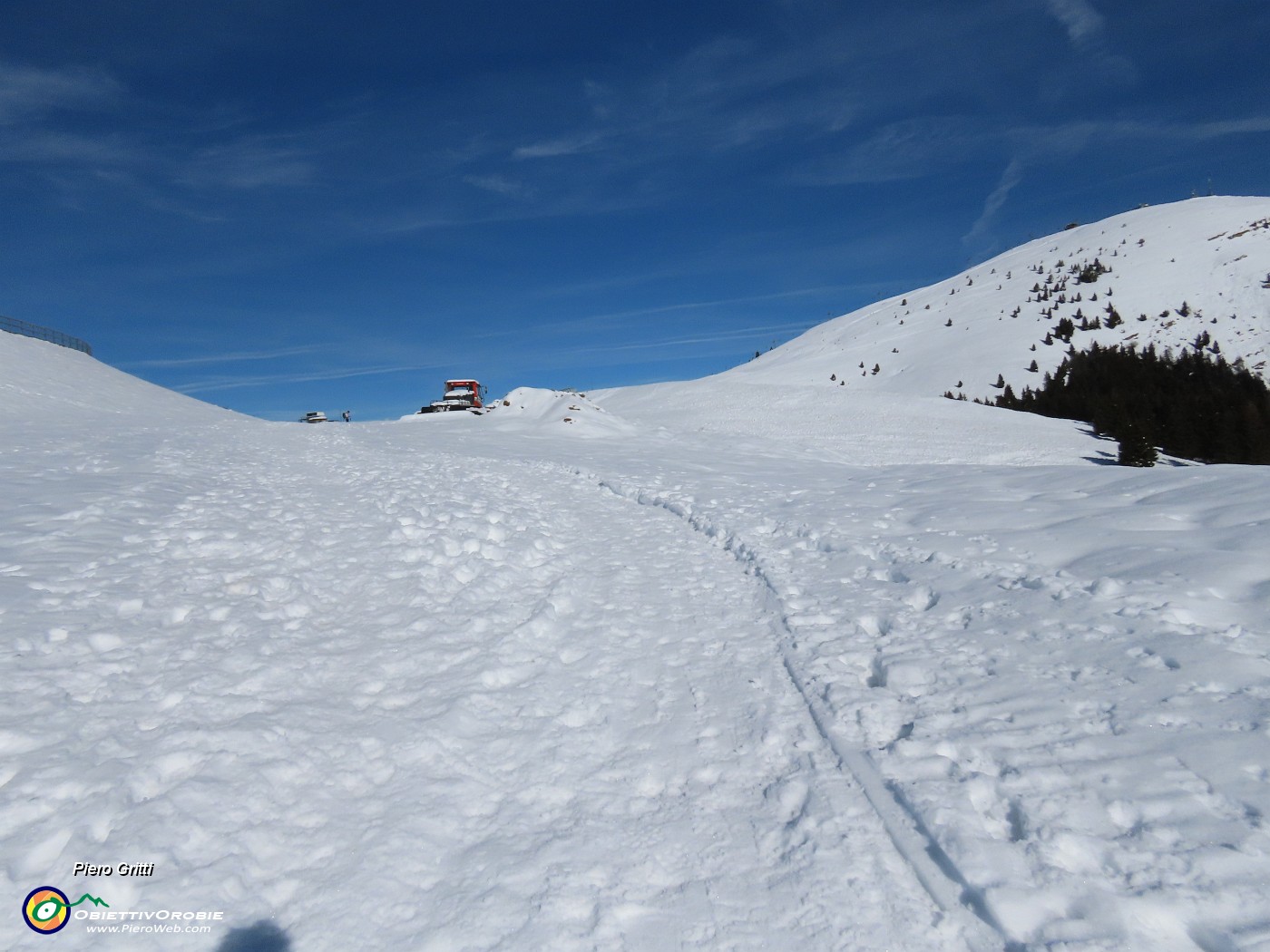 39 Salendo per il Pian del Termen (1610 m) con Monte Pora a dx.JPG